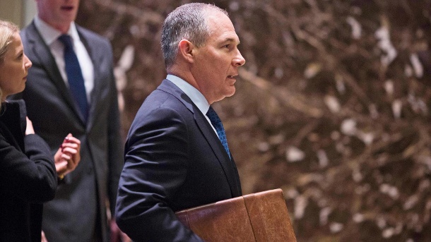 Scott Pruitt auf dem Weg zu seinem neuen Chef, Donald Trump. (Quelle: dpa)