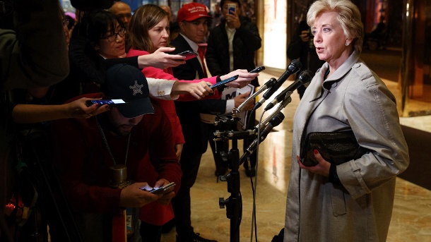 Linda McMahon vor Journalisten im Trump-Tower. (Quelle: AP/dpa)