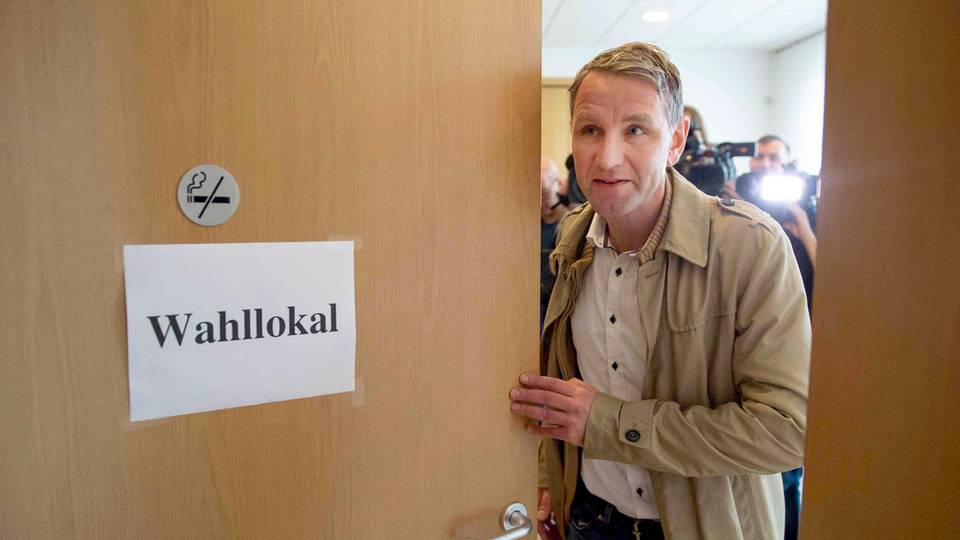 Björn Höcke, Spitzenkandidat der AfD, verlässt nach seiner Stimme für die Landtagswahl das Wahllokal