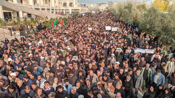 Demonstranten in Teheran: Iranische Bürger haben sich an mehreren Orten im Land zu spontanen Protesten versammelt. (Quelle: AP/dpa/Vahid Salemi)