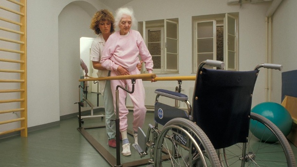 Physiotherapie in einer Pflegeeinrichtung: Bayern erlässt Besuchsverbot für Pflege- und Altenheime. (Symbolfoto) (Quelle: imago images)
