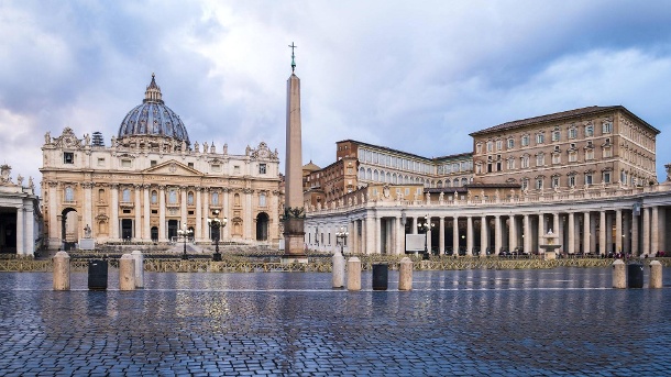 Der Petersplatz im Vatikan: Der Vatikan liegt mitten in der italienischen Hauptstadt Rom, in der – wie in ganz Italien – eine Sperrzone gilt. (Archivbild) (Quelle: imago images/Westend61)