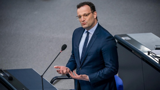 Gesundheitsminister Jens Spahn spricht bei der Regierungsbefragung im Plenum in Bundestag über die Corona-Krise.. (Quelle: dpa)