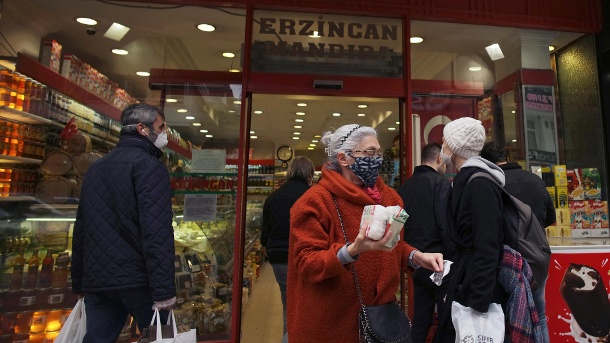 Istanbul: Menschen mit Gesichtsmasken kaufen ein auf einem Markt in der beliebten Tunali-Hilmi-Straße, nur wenige Stunden vor Beginn einer viertägigen Ausgangssperre. (Quelle: dpa/Emrah Gurel/AP)