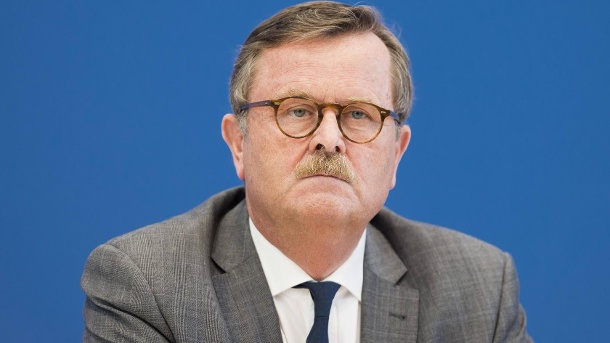 Frank Ulrich Montgomery: Der Weltärztepräsident hat die ab kommender Woche in ganz Deutschland geltende Maskenpflicht scharf kritisiert. (Quelle: imago images/photothek)