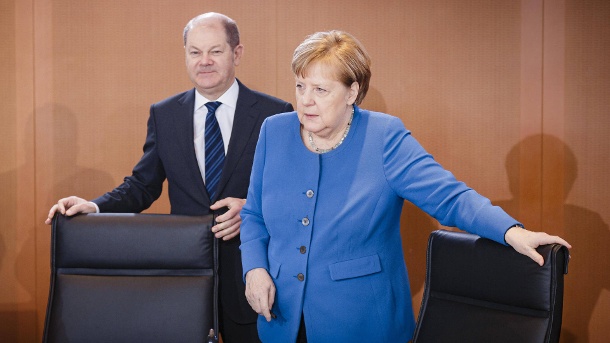 Angela Merkel (CDU) und Olaf Scholz (SPD): Das Kabinett der großen Koalition will einem Medienbericht zufolge weiterhin ihr Gehalt beziehen. (Quelle: imago images)
