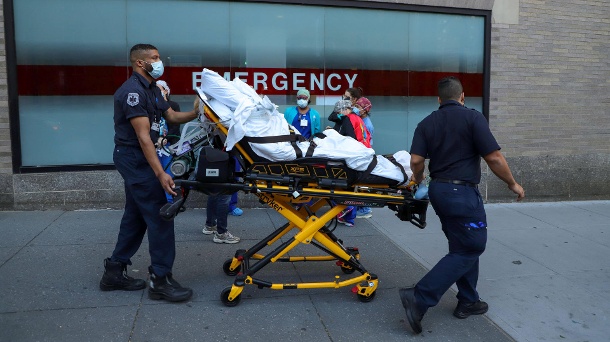 Sanitäter transportieren einen Covid-19-Patienten: In den USA verbreitet sich die Lungenkrankheit rasant. (Quelle: imago images/Zuma Wire)