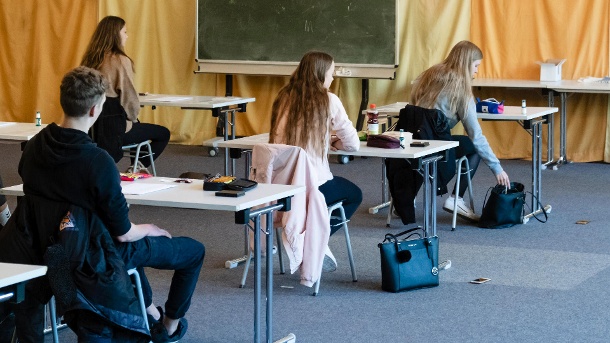 Abiturienten sitzen mit Abstand in einem Prüfungsraum: Die Abiturklausuren finden in diesem Jahr unter besonderen Bedingungen statt. (Quelle: dpa/Frank Molter)
