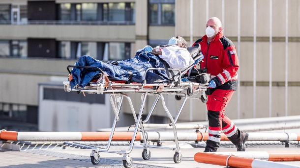 Ein genesenee Corona-Patient aus Frankreich wird zu einem Hubschrauber transportiert: Deutschland will noch weitere Covid-19-Kranke aus dem Ausland aufnehmen. (Archivbild) (Quelle: dpa/Marcel Kusch)