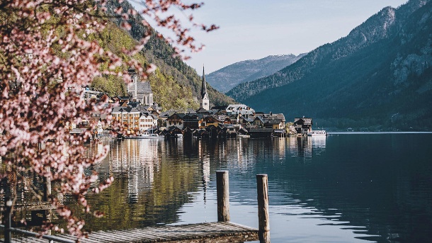 Hallstatt in Österreich: Die Stadt zwischen See und Bergen ist ein beliebtes Ziel bei Touristen – möglicherweise auch in diesem Sommer. (Archivbild) (Quelle: imago images/Eibner Europa)