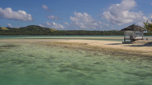 Blick auf einen Strand der Cookislands: Bislang fielen alle Coronavirus-Tests auf den Inseln im Südpazifik negativ aus. (Archivbild) (Quelle: imago images/Westend61)