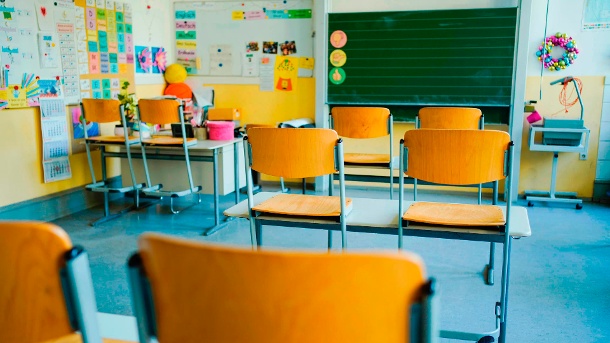 Stühle stehen auf Tischen in einem leeren Klassenraum: Schüler müssen derzeit zu Hause lernen, für viele ist das schwierig. (Symbolbild) (Quelle: dpa/Uwe Anspach)