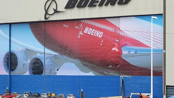 Boeing: Der angeschlagene US-Luftfahrtriese Boeing will die aufgrund der Corona-Krise gestoppte Flugzeugproduktion schon in der kommenden Woche wieder anlaufen lassen. (Quelle: Ted S. Warren/AP/dpa)