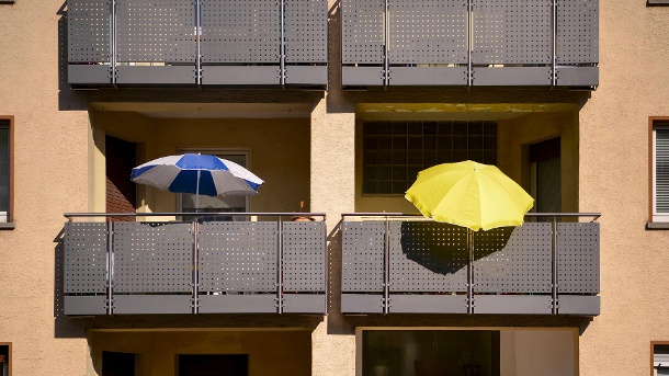Balkone mit Sonnenschirmen (Symbolbild): CSU-Chef Söder empfiehlt, einen Deutschland-Urlaub zu planen. (Quelle: imago images)