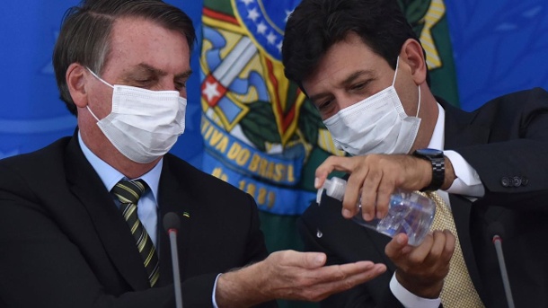 Bolsonaro und Mandetta (Archivfoto): Der brasilianische Gesundheitsminister wurde entlassen. (Quelle: Andre Borges / AP Photo / dpa)