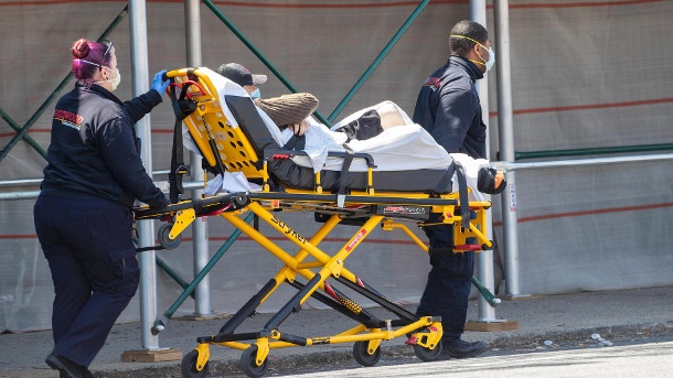 Ein Corona-Patient in New York: In den USA ist die Zahl der Toten erneut drastisch gestiegen. (Quelle: AP/dpa/Mary Altaffer)