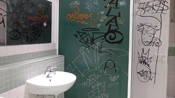 Mit Graffiti verschmierte Schultoilette: Der Bundeselternrat kritisiert, die Schulen seien mit teilweise mangelhaften sanitären Anlagen nicht für die Corona-Krise gewappnet. (Quelle: imago images)