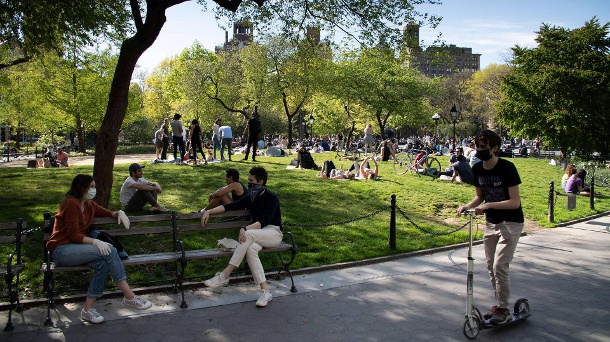 Der Washington Square Park in New York: Zahlreiche Menschen sind trotz des Coronavirus unterwegs. (Quelle: imago images/Zuma Wire)