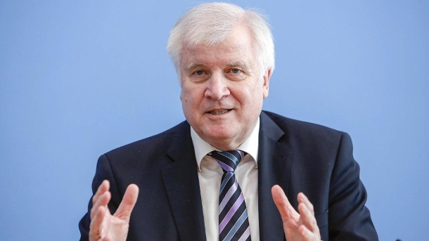 Horst Seehofer: Der Bundesinnenminister ist gegen eine vorschnelle Wiederaufnahme des Reisebetriebes zwischen Deutschland und Österreich. (Quelle: imago images/Reiner Zensen)