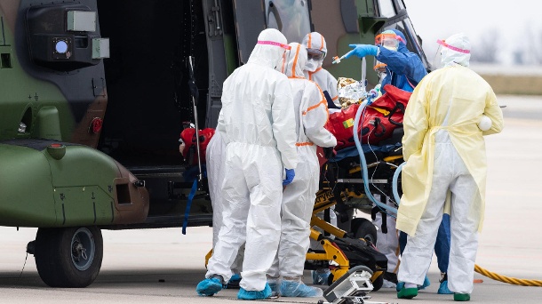 Ein Nato-Hubschrauber mit einem schwer erkrankten Patienten aus Frankreich am Flughafen Dresden: Ehe die Nato solche Transportflüge organisieren konnte, dauerte es lang (Archivbild). (Quelle: dpa/Robert Michael)