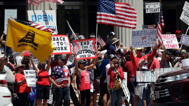 Proteste in San Diego: Die Demonstranten fordern ein Ende der Beschränkungen zur Eindämmung der Corona-Pandemie. (Quelle: AP/dpa/Gregory Bull)
