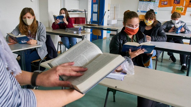 Schüler tragen im Unterricht Mund-und-Nasenschutz: Die Stadt Jena rückt nun von dieser Verpflichtung ab. (Symbolfoto) (Quelle: imago images/Action Pictures)