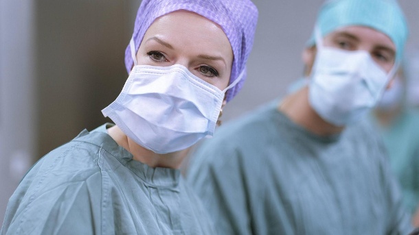 Ärzte mit Atemmasken: Ein internes Papier zerpflückt die Regierungsempfehlung zur Aufbereitung von Einwegmasken. (Quelle: imago images/Symbolfoto)