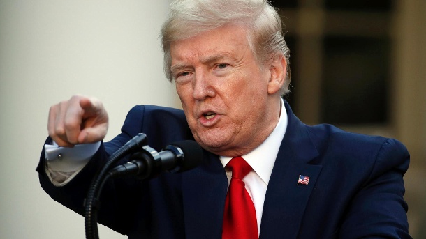 Donald Trump: Der US-Präsident bei seiner fast täglichen Pressekonferenz im Weißen Haus (Quelle: AP/dpa/Alex Brandon)