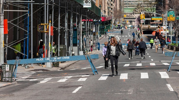 Gesperrte Straßen in New York: Fußgänger nutzen den neuen Platz. (Quelle: imago images/Levine-Roberts)