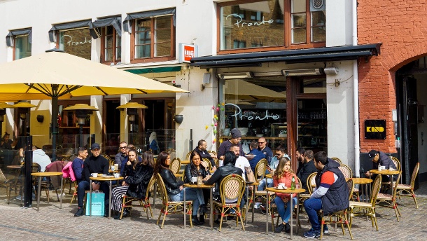 Vollbesetztes Restaurant: In der schwedischen Stadt Malmö wird das schöne Wetter trotz Corona-Pandemie in Cafés und Gaststätten genossen. Das ist nun vorbei. (Quelle: imago images/Bildbyran)