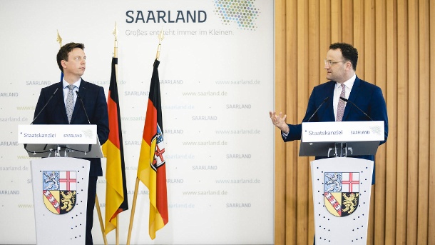 Bundesgesundheitsminister Jens Spahn und Tobias Hans, der Ministerpräsident des Saarlandes: Spahn besucht derzeit die verschiedenen Bundesländer, um sich vor Ort ein Bild der Corona-Lage zu machen. (Quelle: imago images/Xander Heinl/photothek.net)