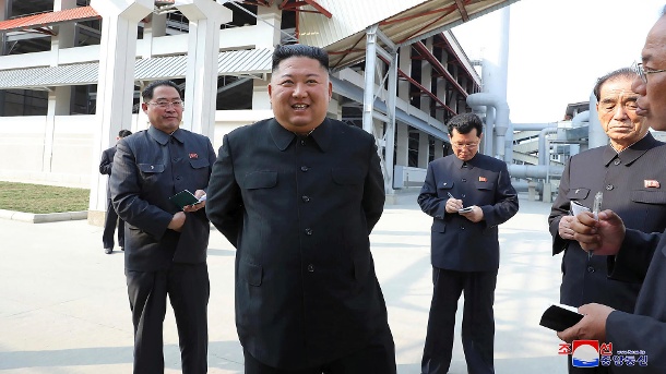 Kim Jong Un (Archivbild): Nordkoreas Machthaber hat Chinas Staatschef zu seinem Kampf gegen Covid-19 gratuliert. (Quelle: AP/dpa)
