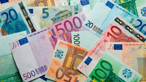 Euro-Banknoten liegen auf einem Haufen (Symbolbild): Die Kommunen leiden auch finanziell unter der Corona-Krise. (Quelle: Daniel Reinhardt/dpa )