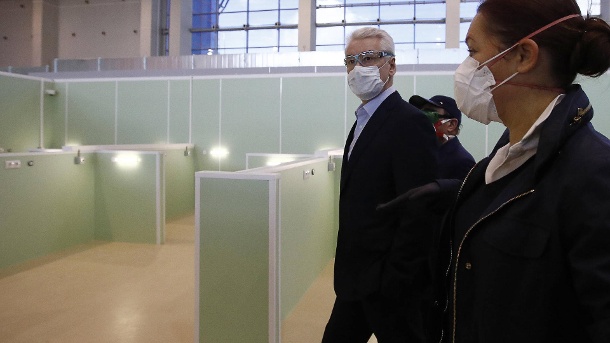 Der Moskauer Bürgermeister Sergei Sobyanin besucht ein provisorische Notklinik mit 4.000 Betten, die auf einem Ausstellungsgelände in Moskau gebaut wird. (Quelle: imago images/ITAR-TASS)