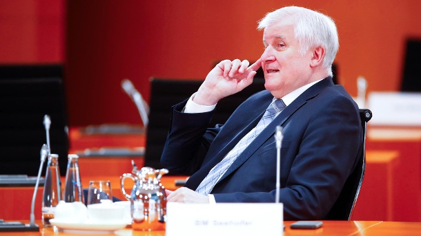 Horst Seehofer: Der Bundesinnenminister hat den Forderungen nach einer vorzeitigen Grenzöffnung eine Absage erteilt. (Quelle: dpa/Hannibal Hanschke )