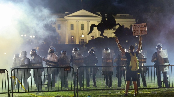 Polizei vor dem Weißen Haus: Zwischen 23 und 6 Uhr gilt die Ausgangssperre in der US-Stadt. (Quelle: Reuters/Jonathan Ernst)