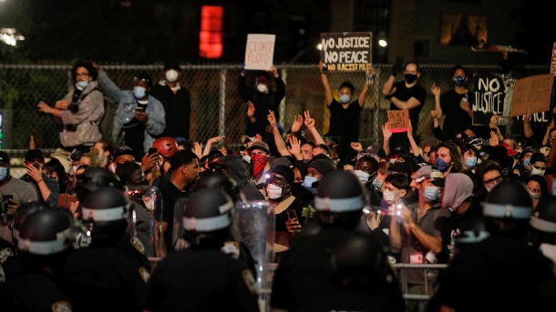 Proteste in New York: Die Stadt hat ihre Ausgangsperre bis Sonntag verlängert. (Quelle: Reuters/Brendan Mcdermid )