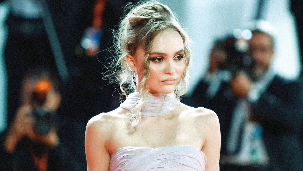 Lily-Rose Depp: Die Tochter von Johnny Depp hatte bereits mit 13 Jahren Drogenerfahrungen gemacht – so gesteht es ihr Vater nun. (Quelle: imago images / APress)