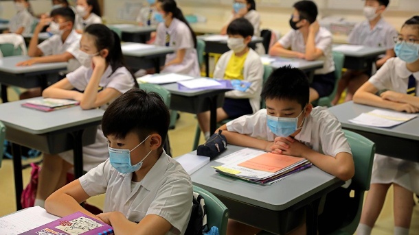 Kinder in einer Schule in Hongkong: Ab Montag bleiben alle Lehreinrichtungen in der Metropole geschlossen. (Quelle: imago images/Zuma Wire)