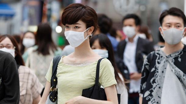 Passanten mit Masken im Tokioter Bezirk Shibuya: Die japanische Hauptstadt erlebt derzeit eine deutliche Zunahme der Neuinfektionen. (Quelle: imago images/Zuma Wire)