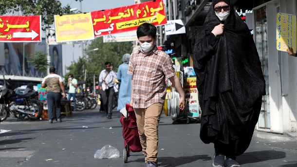 Frau und Sohn im Iran: Die Zahl der Neuinfektionen im Land steigt erneut dramatisch an. (Quelle: Reuters/West Asia News Agency)