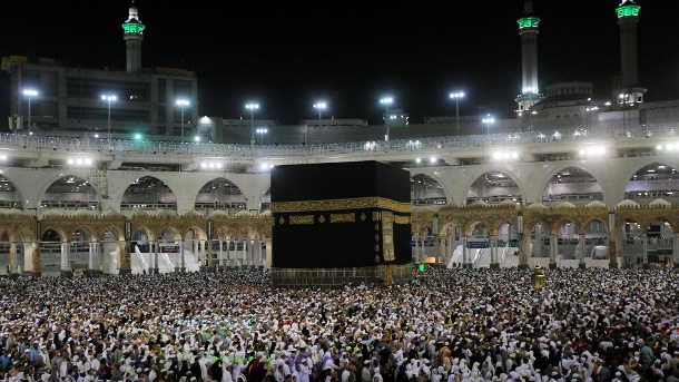 Muslimische Pilger an der heiligen Kabaa in Mekka (Archivbild): Dieses Jahr werden die Regeln für die traditionelle Pilgerfahrt wegen der Corona-Pandemie verschärft. (Quelle: imago images/ZUMA Press)