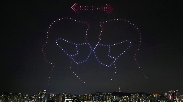 Drohnen über dem Han-Fluss in Südkorea: Drohnen zeichneten Botschaften und Danksagungen rund um die Corona-Pandemie in den nächtlichen Himmel. (Quelle: Reuters/Yonhap)