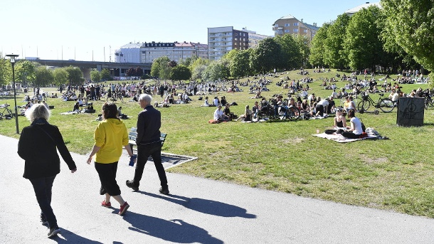 Park in Stockholm: Die WHO sprach von einer beschleunigten Übertragungsrate – auch in Schweden. (Quelle: imago images/TT)