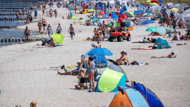 Ostseestrand in Mecklenburg-Vorpommern: 40 Reisende konnten dort keinen Urlaub antreten. (Quelle: dpa/Jens Büttner)