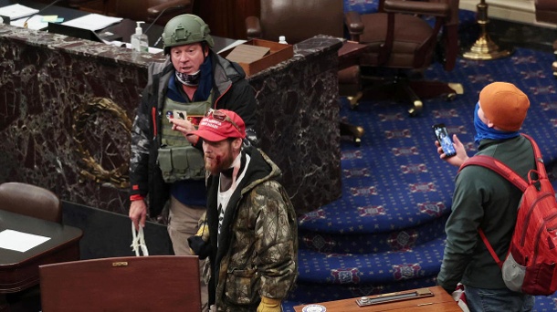 Auch der Mann ganz links im Bild wurde identifiziert: Es handelt sich um Larry Brock aus Texas. (Quelle: Getty Images/Win McNamee)