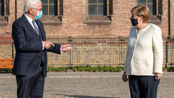 Frank-Walter Steinmeier und Angela Merkel (Quelle: Getty Images/Andreas Gora)