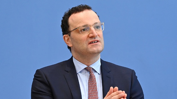 Jens Spahn: Der Gesundheitsminister will die strengen Einreiseregeln verlängern. (Quelle: dpa/Tobias Schwarz)