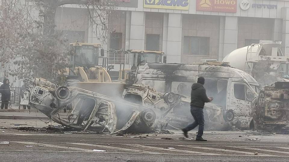 Ausgebrannte Autowracks in Almaty, der ehemaligen Hauptstadt Kasachstans