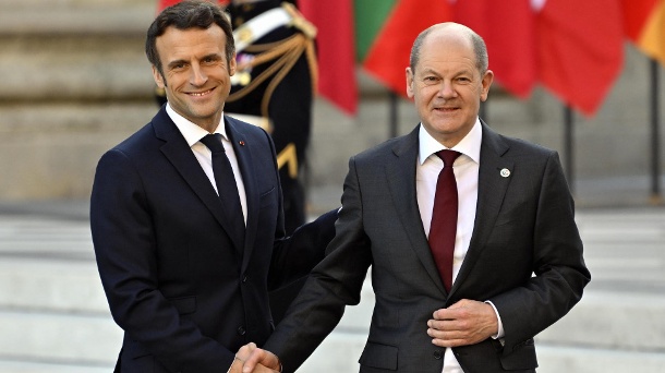Emmanuel Macron und Olaf Scholz: Der französische Präsident und der Bundeskanzler haben in einem Telefonat mit Putin eine Waffenruhe gefordert. (Quelle: dpa)